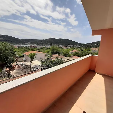 Apartment Cozy With Private Balcony - Comfort Two Bedroom *