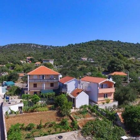 Apartment Cozy With Private Balcony - Comfort Two Bedroom *